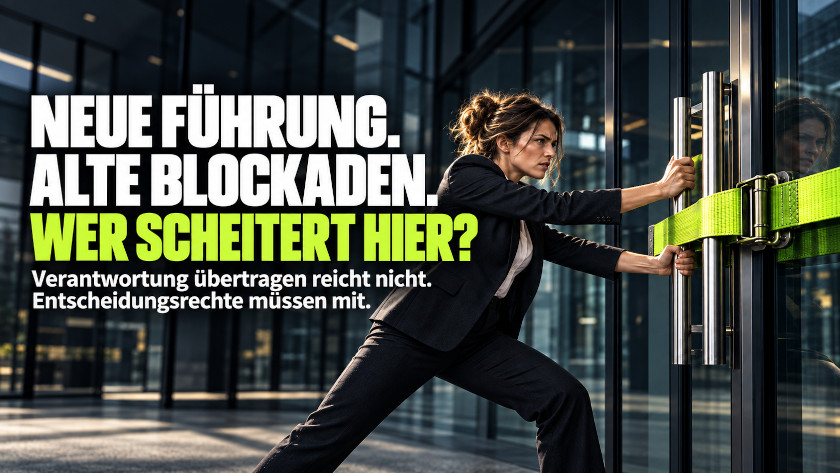 Neue Führungskraft im Gespräch mit ihrem Team während des Onboardings